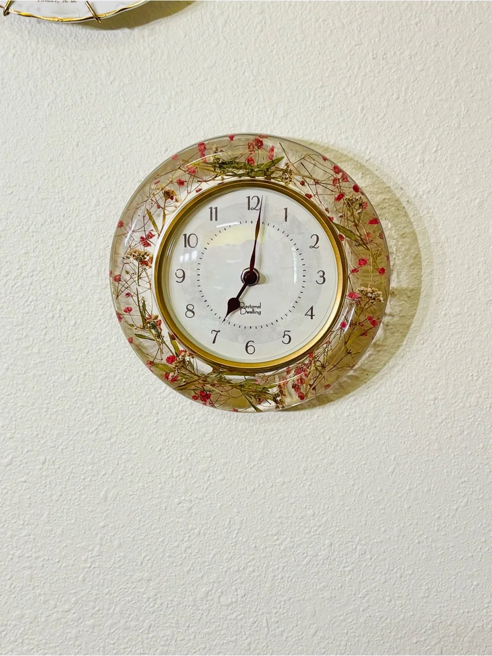 Vintage Lucite Wall Clock Acrylic Resin with Dried Flowers Cottagecore 8